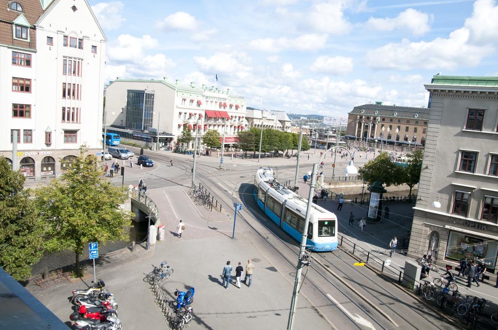 Hotel Pigalle Göteborg Kültér fotó The tram at the central station