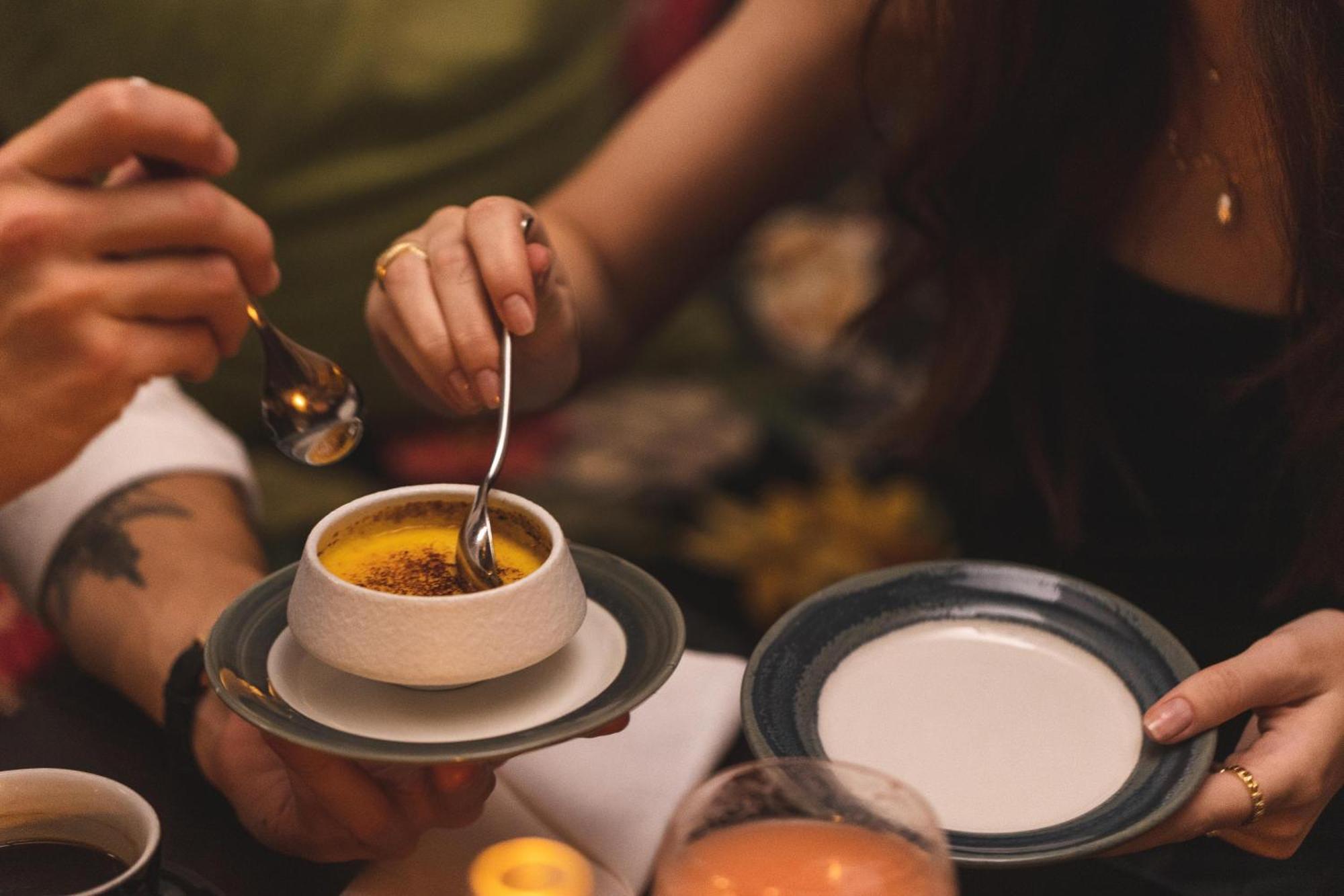 Hotel Pigalle Göteborg Kültér fotó A woman using a spoon to eat a dessert