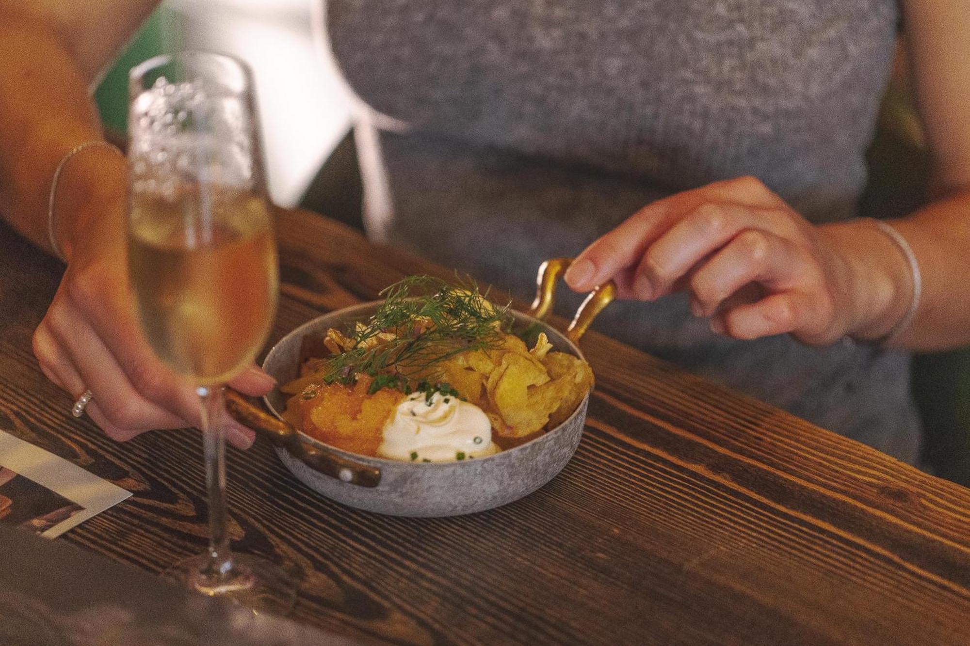 Hotel Pigalle Göteborg Kültér fotó A woman eating tapas